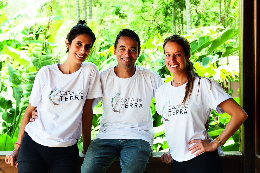 Elena Caldini, Marcelo Bueno e Marina Matulja firmaram parcerias com fornecedores de sistemas sustentáveis e treinaram a mão de obra para executar os projetos da Casa de Terra.