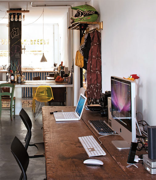 A mesa de fazenda foi garimpada há sete anos em um brechó. Encostada à parede, funciona como bancada dupla de trabalho. O casal de moradores não tentou disfarçar o desgaste do tampo – a beleza das imperfeições é realçada pelo visual moderno das cadeiras. A mesa de fazenda foi garimpada há sete anos em um brechó. Encostada à parede, funciona como bancada dupla de trabalho. O casal de moradores não tentou disfarçar o desgaste do tampo – a beleza das imperfeições é realçada pelo visual moderno das cadeiras.