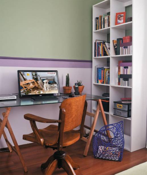 Antigo e novo se mesclam com graça neste home office: a cadeira de família faz contraponto ao conjunto de visual moderno. A mesa nasceu da união de dois cavaletes e um grande tampo de vidro, peça encontrada pronta na seção de usados de uma vidraçaria – por isso, não foi possível arredondar os cantos. Antigo e novo se mesclam com graça neste home office: a cadeira de família faz contraponto ao conjunto de visual moderno. A mesa nasceu da união de dois cavaletes e um grande tampo de vidro, peça encontrada pronta na seção de usados de uma vidraçaria – por isso, não foi possível arredondar os cantos.