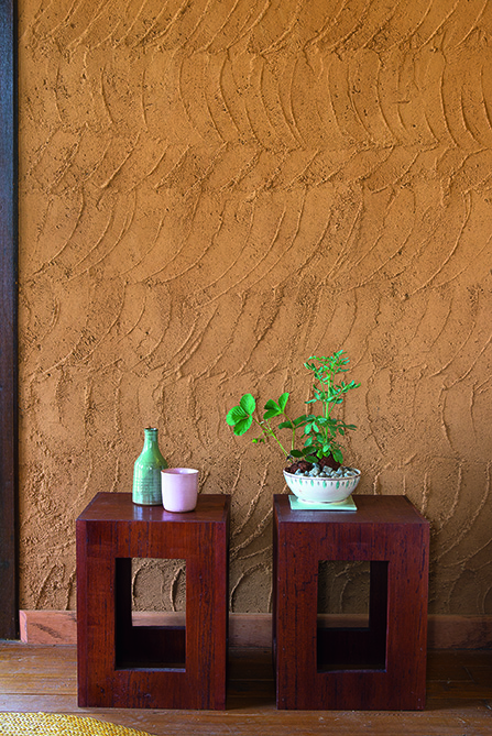 Três camadas de uma mistura artesanal feita com terra, areia, cal, aglutinador e pigmento dão origem à textura das paredes. Três camadas de uma mistura artesanal feita com terra, areia, cal, aglutinador e pigmento dão origem à textura das paredes.