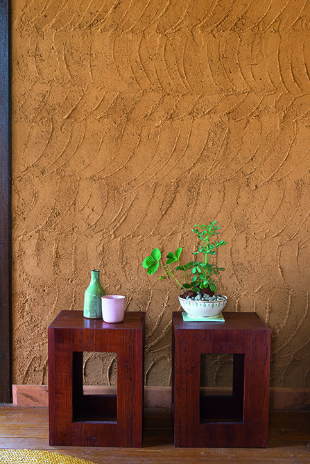 Três camadas de uma mistura artesanal feita com terra, areia, cal, aglutinador e pigmento dão origem à textura das paredes.