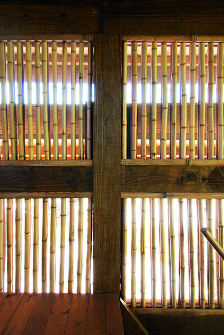 O artesão local Uirá Martins produz as treliças de bambu. Elas ensanduícham uma tela mosquiteira: assim, a ventilação é permanente, mas os insetos não entram. O artesão local Uirá Martins produz as treliças de bambu. Elas ensanduícham uma tela mosquiteira: assim, a ventilação é permanente, mas os insetos não entram.