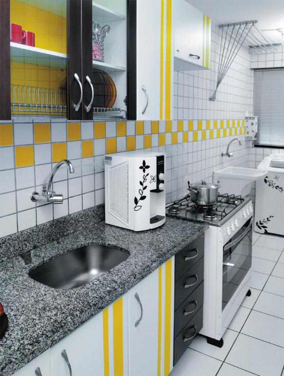 Bastaram dois rolos de adesivo vinílico amarelo e a criatividade da moradora para mudar o visual desse ambiente em Recife - a cor aparece nos armários e também na parede ao fundo, criando um mosaico colorido. Bastaram dois rolos de adesivo vinílico amarelo e a criatividade da moradora para mudar o visual desse ambiente em Recife - a cor aparece nos armários e também na parede ao fundo, criando um mosaico colorido.