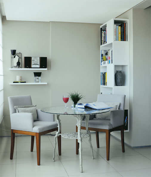 Integrada à área interna, a varanda virou um ambiente cheio de funções. Na ponta direita, a área com mesa é um home office informal. A mesa com pés de ferro é herança de família e parece saída de uma varanda antiga. A ela se somam poltronas modernas e confortáveis. Projeto de José Marcelino. Integrada à área interna, a varanda virou um ambiente cheio de funções. Na ponta direita, a área com mesa é um home office informal. A mesa com pés de ferro é herança de família e parece saída de uma varanda antiga. A ela se somam poltronas modernas e confortáveis. Projeto de José Marcelino.