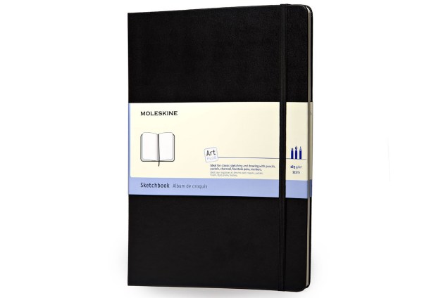 O caderno de esboço A4 possui 96 páginas largas em papel de alta gramatura. Da Moleskine, é vendido na Livraria Cultura (www.livrariacultura.com.br) por R$ 227,70.