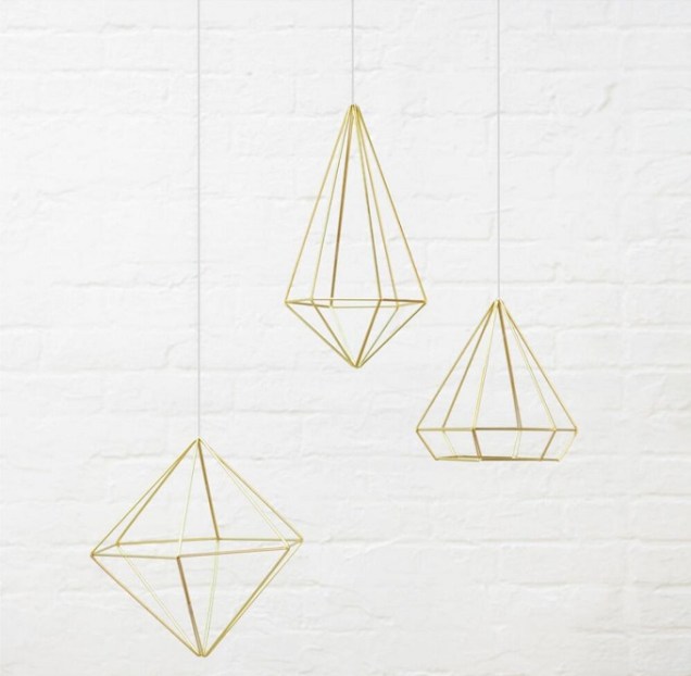 O conjunto de decoração Prisma Dourado pode ser usado na parede, como mobile ou servir de enfeite na mesa. Na Muma (www.muma.com.br), custa R$ 158.