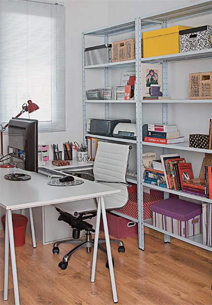 As estantes de aço, repletas de caixas, e a mesa com cavaletes se encarregam de organizar o espaço do escritório desta professora. São três unidades de aço. A cadeira é de aço cromado e couro ecológico. O piso é laminado. Projeto da arquiteta Juliana Savelli. As estantes de aço, repletas de caixas, e a mesa com cavaletes se encarregam de organizar o espaço do escritório desta professora. São três unidades de aço. A cadeira é de aço cromado e couro ecológico. O piso é laminado. Projeto da arquiteta Juliana Savelli.