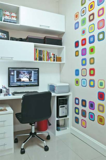Ideia para unir o útil ao esteticamente agradável: pendurar o monitor na parede. Essa medida liberou um trecho considerável da bancada, além de ter dado um efeito supermoderno. Adesivos de vinil entram em cena para personalizar o escritório. Projeto do arquiteto Márcio Verza. Ideia para unir o útil ao esteticamente agradável: pendurar o monitor na parede. Essa medida liberou um trecho considerável da bancada, além de ter dado um efeito supermoderno. Adesivos de vinil entram em cena para personalizar o escritório. Projeto do arquiteto Márcio Verza.