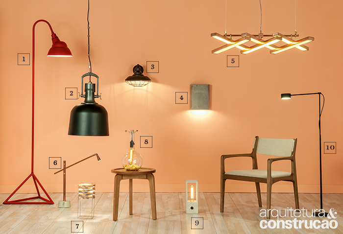 Metal e concreto: 1. Coluna Tetra, de ferro pintado (1,96 m de altura), do arquiteto André Vainer, apenas para exposição; 2. Pendente Hangar Troy (58 cm de altura), de alumínio fundido e latão envelhecido, da Wall Lamps. R$ 6 128; 3. Modelo com jeito de antigo Circa 1910 (25,4 x 30,5 x 31,7 cm), de ferro fundido, da Puntoluce. R$ 2 387; 4. Arandela Capri (22 x 30 cm) de resina, da Marché Art de Vie. Custa R$ 810; 5. Lustre Pantográfica (18 x 40 x 70 cm), de cobre com detalhes em latão, da designer Carol Gay. R$ 6,5 mil; 6. Luminária 1452 (55 cm de altura), com base de concreto e tubo vertical de cobre maciço, da Klaxon. Por R$ 800, na Arquitetura da Luz; 7. O abajur Ganymede (16 x 16 x 32 cm) leva lâminas de alumínio no tom cobre e estrutura de aço niquelado. Na Futon Company, R$ 1 190; 8. Balão Químico Grande (40 cm de altura), feito com vidro e com folha de ouro dentro, do Estudio Manus. Sai por R$ 1 480; 9. Luminária Bloco (12 x 12 x 32 cm), de entulho e concreto. Da Estúdio Rua, por R$ 660, na Carbono; 10. Coluna RK.04086, de alumínio pintado (1,26 m de altura), da Reka. Custa R$ 850.