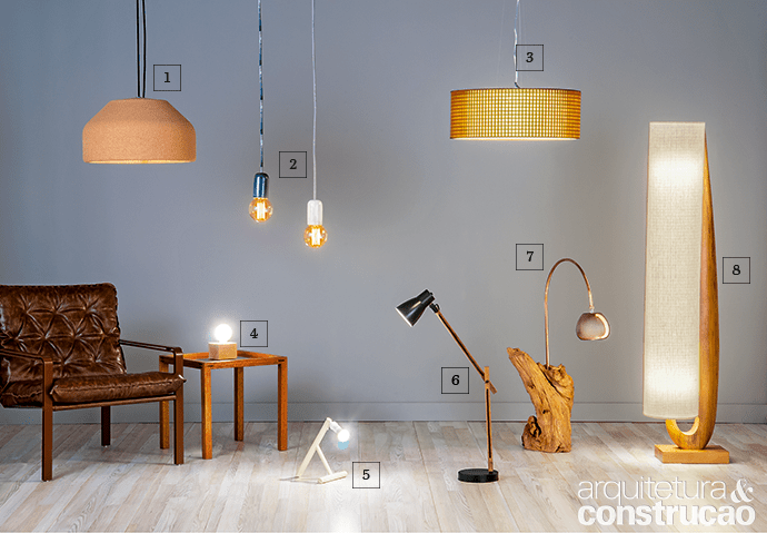 Apelo rústico: 1. Pendente Súber gd.pe, com cúpula (47 cm de diâmetro) de cortiça usinada. Da Bertolucci, R$ 2,8 mil; 2. Luminária decorativa com soquete de cerâmica e fio PP revestido de algodão, da Arquitetura da Luz. Custa R$ 250 cada uma; 3. Pendente Cocoon 5018 (50 cm de diâmetro), feito com madeira envernizada e tecido rústico, da Art Maison. Disponível por R$ 1 890; 4. Luminária de concreto (8 x 10 x 10 cm) elaborada pela arquiteta Isabela Cornibert. À venda por R$ 267, na Carbono; 5. Modelo Lumi - Cru (18 x 20 x 28,2 cm), de pínus, da Meu Móvel de Madeira. R$ 119; 6. Wood, exemplar (83 cm de altura) de freijó e alumínio com pintura eletrostática. Da Labluz, R$ 426,40; 7. Abajur Guaíba (27 x 37 x 92 cm), que leva raiz de cedro, haste de cobre e domo de vidro acobreado, assinado pela designer Monica Cintra. R$ 3,5 mil; 8. Coluna Radhika (1,55 m de altura), de madeira de reflorestamento e cúpula de linho rústico cru, da Simone Figueiredo Luz. À venda por R$ 3 458.