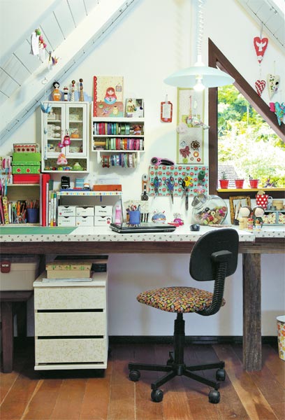 Na área ampla sob o telhado, a artista plástica Fabiana Sehnem cria suas kokeshis, bonecas de madeira à moda japonesa. "Preciso de tudo à mão!" A arrumação impera. Os rolos de fita enfileiram-se em um suporte de papel-toalha, enquanto as tesouras ficam em uma placa de madeira encapada de tecido. Na área ampla sob o telhado, a artista plástica Fabiana Sehnem cria suas kokeshis, bonecas de madeira à moda japonesa. "Preciso de tudo à mão!" A arrumação impera. Os rolos de fita enfileiram-se em um suporte de papel-toalha, enquanto as tesouras ficam em uma placa de madeira encapada de tecido.