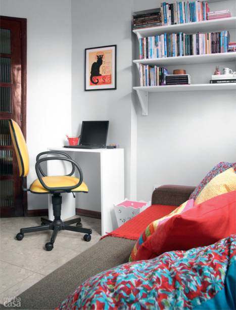 Reformar a cadeira do quarto saiu bem mais em conta que comprar outra. O courino marrom deu lugar a um amarelo vistoso, enquanto os pés enferrujados foram lixados e tingidos de esmalte sintético preto. Feitos sob medida, a mesa para laptop e o módulo com nichos, ambos de MDF com laminado branco, foram as únicas aquisições. Reformar a cadeira do quarto saiu bem mais em conta que comprar outra. O courino marrom deu lugar a um amarelo vistoso, enquanto os pés enferrujados foram lixados e tingidos de esmalte sintético preto. Feitos sob medida, a mesa para laptop e o módulo com nichos, ambos de MDF com laminado branco, foram as únicas aquisições.