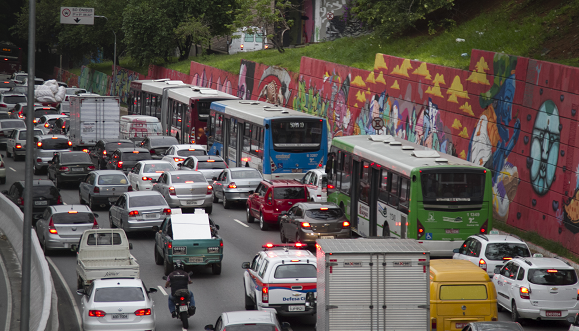3 perguntas ao urbanista Ayrton Camargo e Silva sobre mobilidade urbana