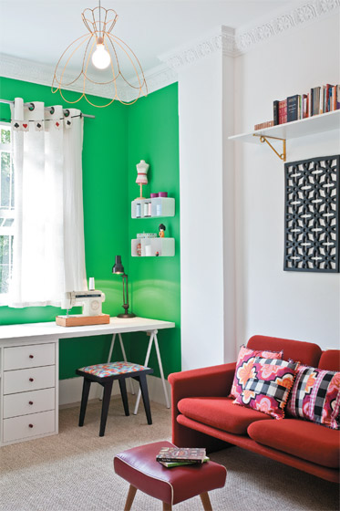 Tinta amarela renovou antigas mãos-francesas. O tom também aparece na luminária pendente com desenho retrô. No lugar de quadros, um capacho indiano de borracha funciona como enfeite. Projeto dos arquitetos Francisco Palmeiro e Giovanna Eirado. Tinta amarela renovou antigas mãos-francesas. O tom também aparece na luminária pendente com desenho retrô. No lugar de quadros, um capacho indiano de borracha funciona como enfeite. Projeto dos arquitetos Francisco Palmeiro e Giovanna Eirado.