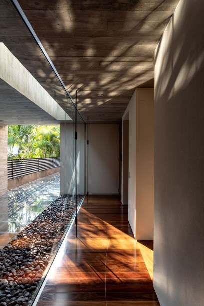 Casa de 1280 m² é completamente aberta e integrada ao paisagismo