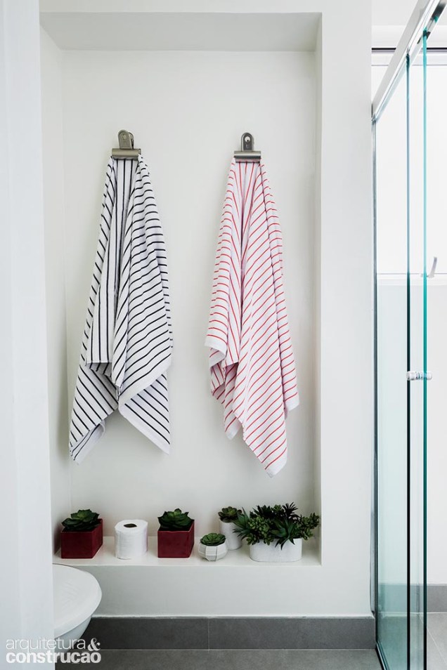 No projeto dos arquitetos Marina Cardoso de Almeida e Bruno Araujo, o banheiro ganhou um nicho especial para toalhas e outros objetos.