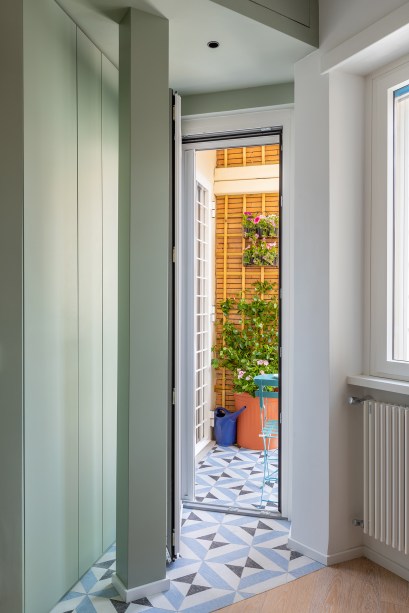 Cores, “jardim secreto” e mix de estilos definem casa de 100m² em Roma