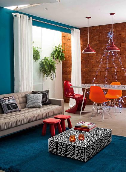 A pintura azul, os falsos tijolos e os toques de vermelho e laranja formam a paleta marcante e alegre. Para evitar que a mescla intensa pese, se fazem presentes piso cinza-claro, teto branco e farta luz natural. Tintas Metalatex acrílica fosca branca e azul (cor Gulfstream, ref. SW 6768), da Sherwin-Williams. Projeto do Studio Guilherme Torres. A pintura azul, os falsos tijolos e os toques de vermelho e laranja formam a paleta marcante e alegre. Para evitar que a mescla intensa pese, se fazem presentes piso cinza-claro, teto branco e farta luz natural. Tintas Metalatex acrílica fosca branca e azul (cor Gulfstream, ref. SW 6768), da Sherwin-Williams. Projeto do Studio Guilherme Torres.