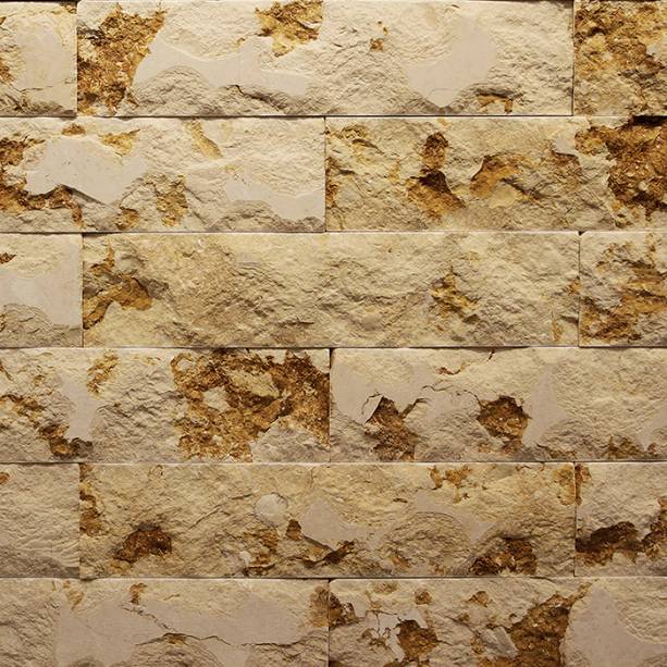 O polimento bruto age como complemento decorativo na linha Landscape, que exibe quatro modelos de tijolo de mármore egípcio, todos de 7 x 30 cm. As diferentes nuances da pedra contribuem para o acabamento rústico do modelo Sunny Slipt, da foto. Trazido ao Brasil pela Colormix.
