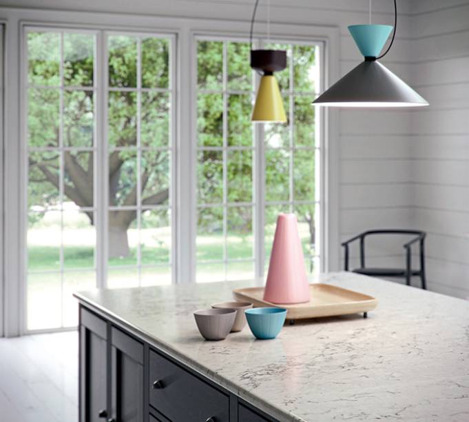 A presença marcante do cinza na arquitetura alcança até as pedras compostas, como os aglomerados de quartzo da Caesarstone. No padrão Noble Grey, a cor de fundo pende para um sutil escurecimento, marcado por veios e manchas que dão a aparência de mármore à chapa.