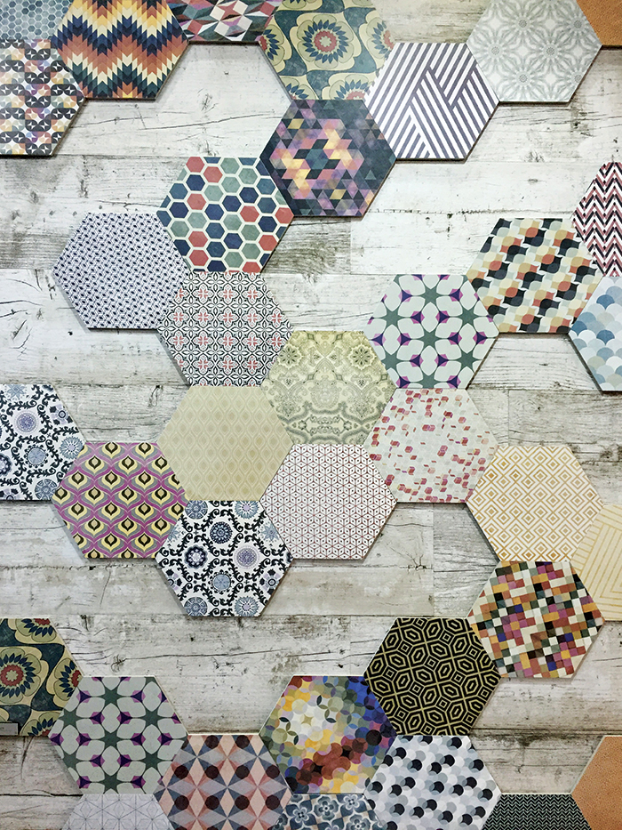 Placas de porcelanato da Ceusa, de 28,8 x 33,1 cm: esta cole&ccedil;&atilde;o, nomeada Pattern (linha Six), estava entre as novidades da marca, que sobressaiu pelas novidades cheias de estampas e diferentes formatos.