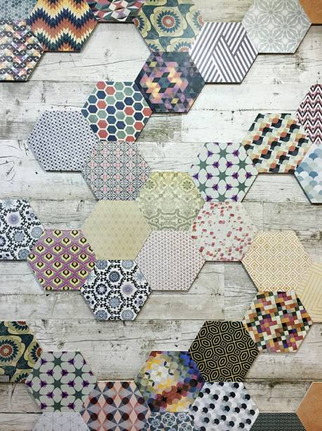 Placas de porcelanato da Ceusa, de 28,8 x 33,1 cm: esta coleção, nomeada Pattern (linha Six), estava entre as novidades da marca, que sobressaiu pelas novidades cheias de estampas e diferentes formatos.