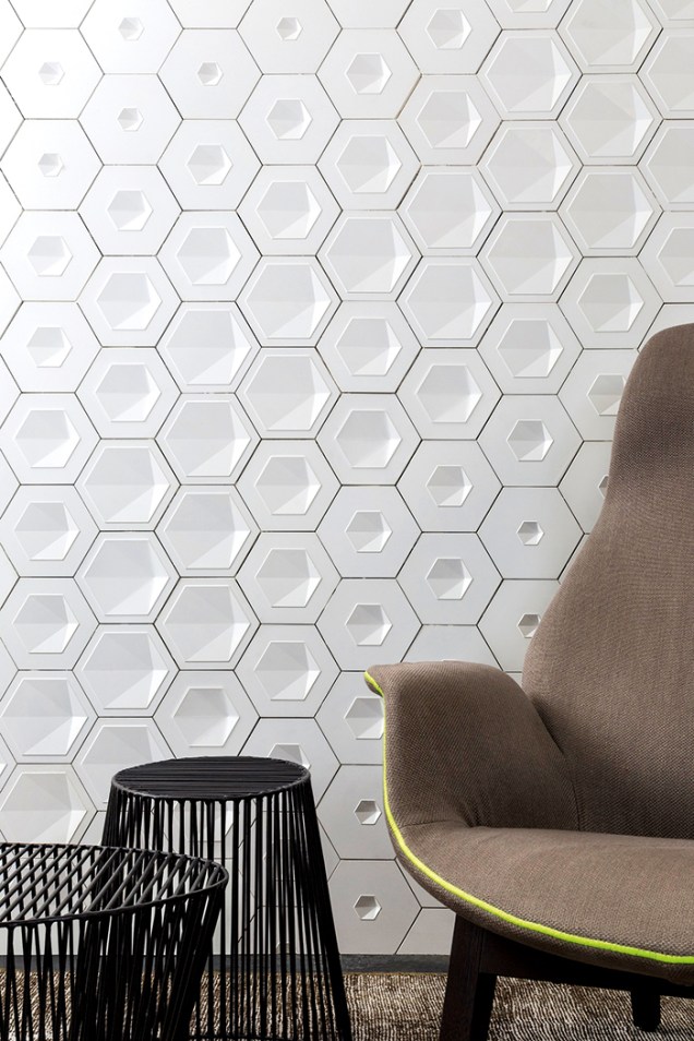 A arquiteta Fernanda Marques imaginou seis variações para o elemento componível de concreto da linha Pixel, da Solarium. O formato hexagonal, de 18,4 cm de diâmetro, possibilita combinações a gosto na parede, realçadas pelos motivos tridimensionais desenhados digitalmente.