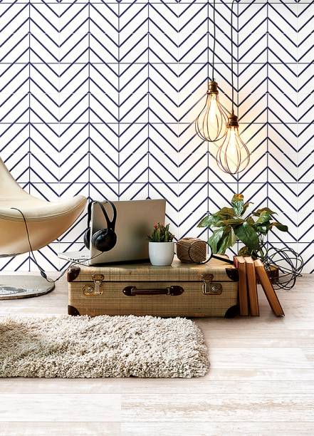 A pesquisa sobre a cultura brasileira, tônica do trabalho do designer Marcelo Rosenbaum, transparece na coleção Raízes, assinada por ele para a Pointer. Na parede, as placas de 30 x 60 cm batizadas de Azul Mar fazem referência aos murais da nossa capital federal.