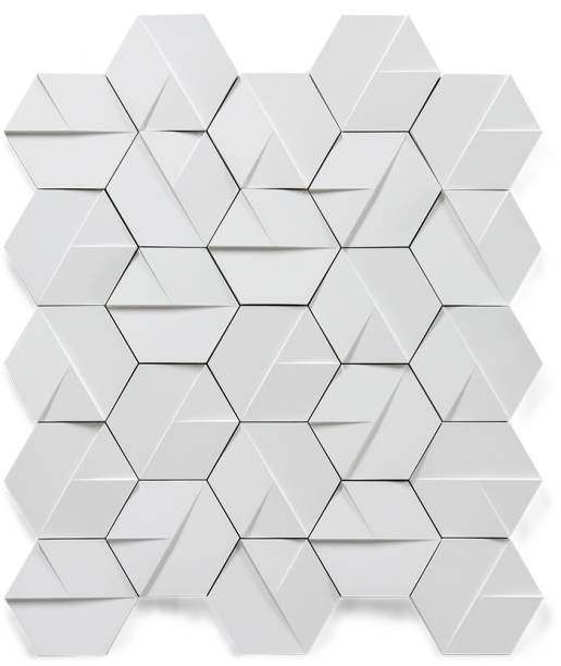 O formato hexagonal, queridinho dos consumidores, aparece nos módulos de 21,5 x 19 cm criados para a linha Three, da Oala, grife catarinense que estreou na Expo Revestir este ano, novidade no universo do concreto decorativo. Adequadas para cobrir paredes, as peças, neutras, podem ainda receber pintura.