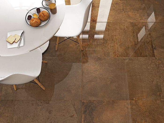 O superbrilho tomou conta de muitos dos lançamentos da feira, aplicado nos mais diversos padrões. Um exemplo é a linha de porcelanato Metálica, parte da coleção Touch, da Villagres. Cada peça recebe cobertura esmaltada, além de um segundo polimento. Aqui, o formato é de 62 ­x 107 cm. Para pisos e paredes.