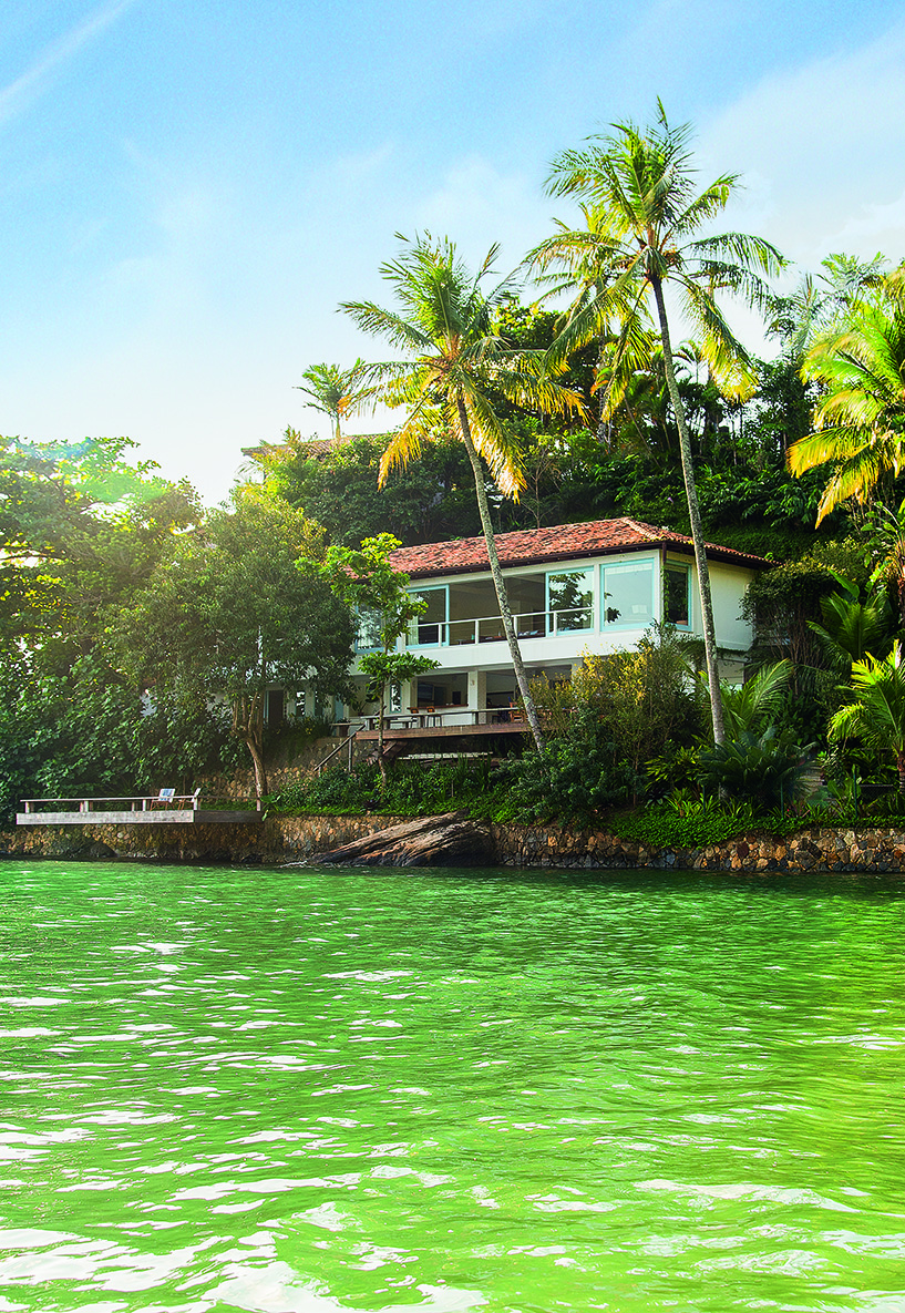Casa-varanda em Ilha Bela tem cores suaves e muita iluminação