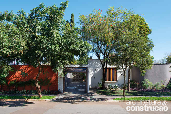 Na fachada discreta, a caixa de concreto(1,80 x 1,90 m) com ripas de cumaru sobressai. Fica diante da sala e preserva o interior da casa do olhar dos pedestres, além de garantir segurança sem grades.