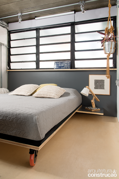 No quarto, a cama emprega base de compensado naval, mesma solução para a laje do mezanino – protegida
com resina para madeira, ela também é piso.