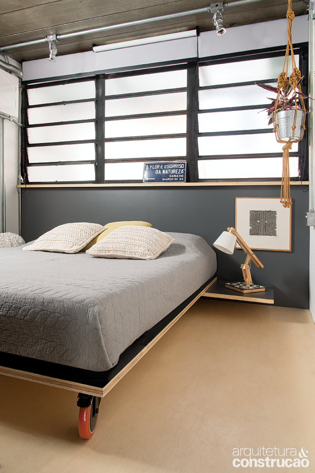 No quarto, a cama emprega base de compensado naval, mesma solução para a laje do mezanino – protegida
com resina para madeira, ela também é piso.
