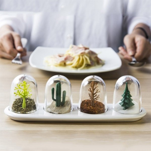 Conjunto de porta-temperos Quatro Estações, de acrílico e plástico – cada potinho tem 7,5 cm. Fábrica9, R$ 69,70.