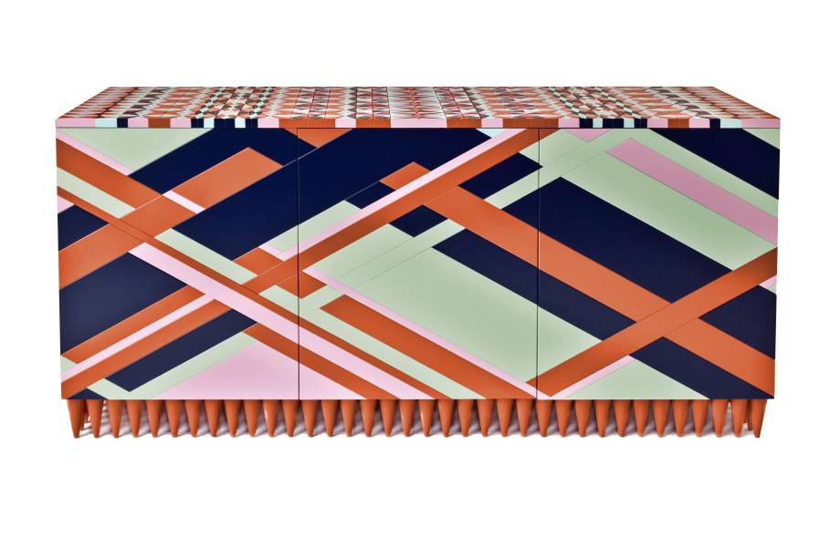 Zigue-zague: Inspirado nas joias cerimoniais indígenas, o bufê Ziggy (0,63 x 0,87 x 1,80 m) tem marchetariacom acabamento laqueado, estrutura de MDF e revestimento interno de pau-ferro. De Leo di Caprio, na Boobam.