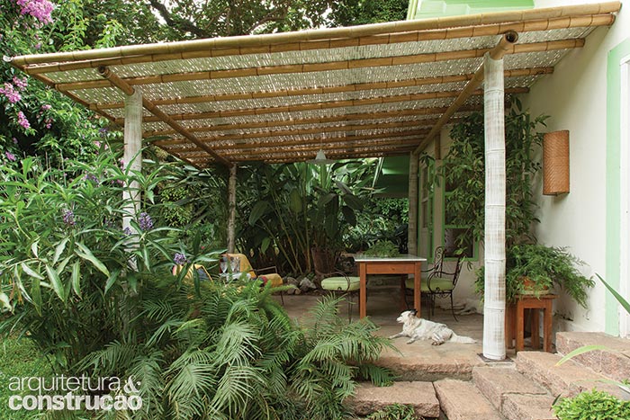 Todo de bambu - A matéria-prima autoclavada aparece inteira na estrutura e trançada junto ao teto