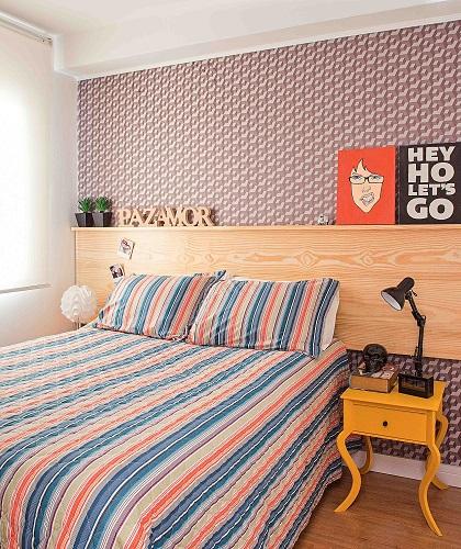 <span>Aparafusada por cima, a cabeceira de pínus com prateleira, feita sob encomenda, esquenta a ambientação, assim como os criados-mudos amarelos, que trazem um ar antiguinho para a decoração contemporânea. </span> <span>Aparafusada por cima, a cabeceira de pínus com prateleira, feita sob encomenda, esquenta a ambientação, assim como os criados-mudos amarelos, que trazem um ar antiguinho para a decoração contemporânea. </span>