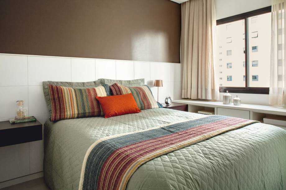 <span>Para arrematar a cama box (1,60 x 1,90 m), optou-se pela cabeceira de MDF com frisos. Os criados-mudos, revestidos de lâminas de madeira wengé, são fixados diretamente na peça, economizando espaço. Sobre eles, apenas o essencial: moringa (Coroa Dourada) e despertador, ambos da Camicado, e luminária (Posh) da Tok & Stok. Projeto da arquiteta Andrea Del Monaco.</span> <span>Para arrematar a cama box (1,60 x 1,90 m), optou-se pela cabeceira de MDF com frisos. Os criados-mudos, revestidos de lâminas de madeira wengé, são fixados diretamente na peça, economizando espaço. Sobre eles, apenas o essencial: moringa (Coroa Dourada) e despertador, ambos da Camicado, e luminária (Posh) da Tok & Stok. Projeto da arquiteta Andrea Del Monaco.</span>