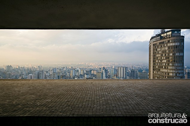 Em dias límpidos, a vista do 31º andar alcança o pico do Jaraguá. No primeiro plano, desponta um marco do centro de São Paulo: o edifício Itália. A paisagem surge sempre entre os brises de concreto, que sombreiam e realçam o formato sinuoso do prédio.