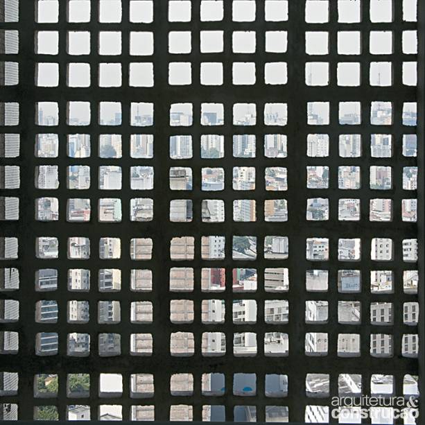 Vista da cidade a partir dos elementos vazados que compões a fachada do edifício.