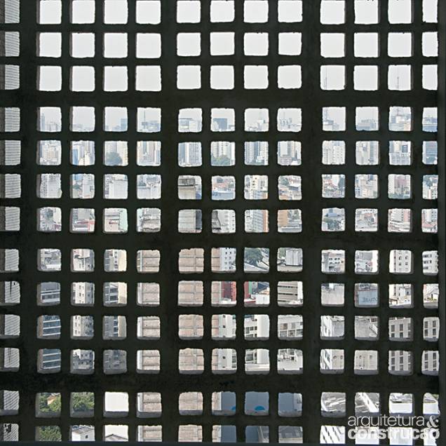 Vista da cidade a partir dos elementos vazados que compões a fachada do edifício. Vista da cidade a partir dos elementos vazados que compões a fachada do edifício.
