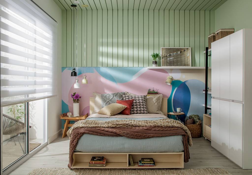 52-quarto-de-casal-com-lambris-no-teto-tem-espaco-para-tudo
