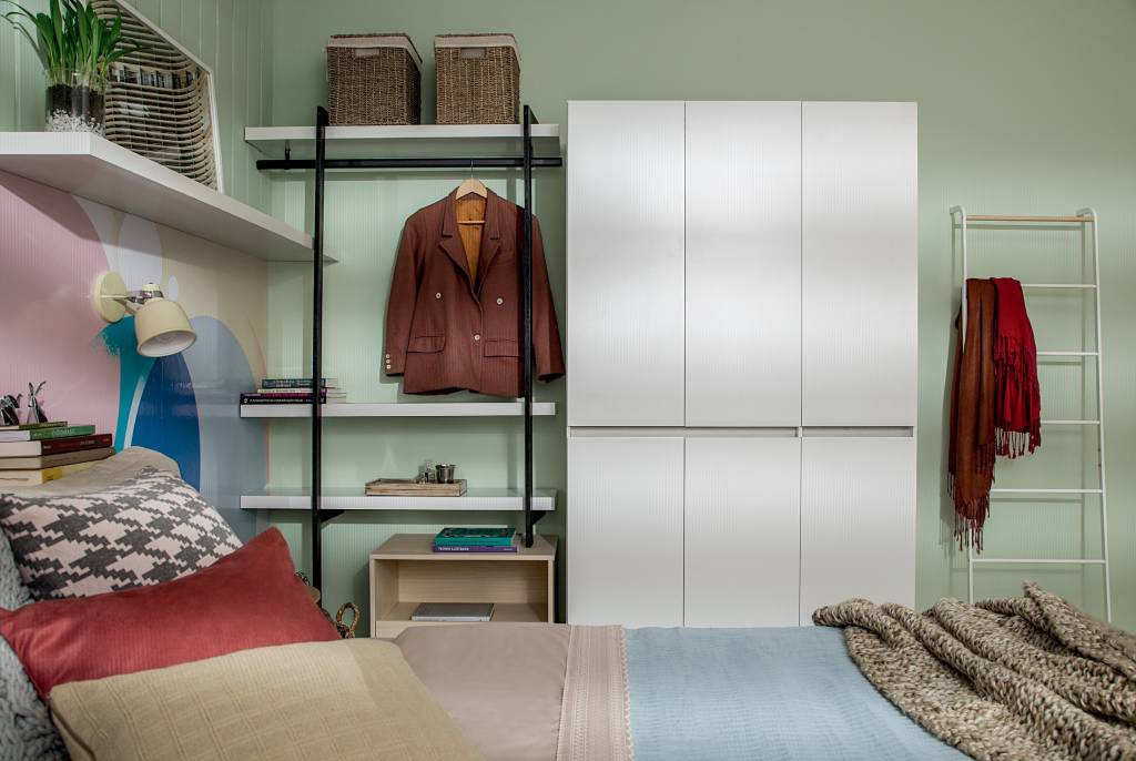 53-quarto-de-casal-com-lambris-no-teto-tem-espaco-para-tudo