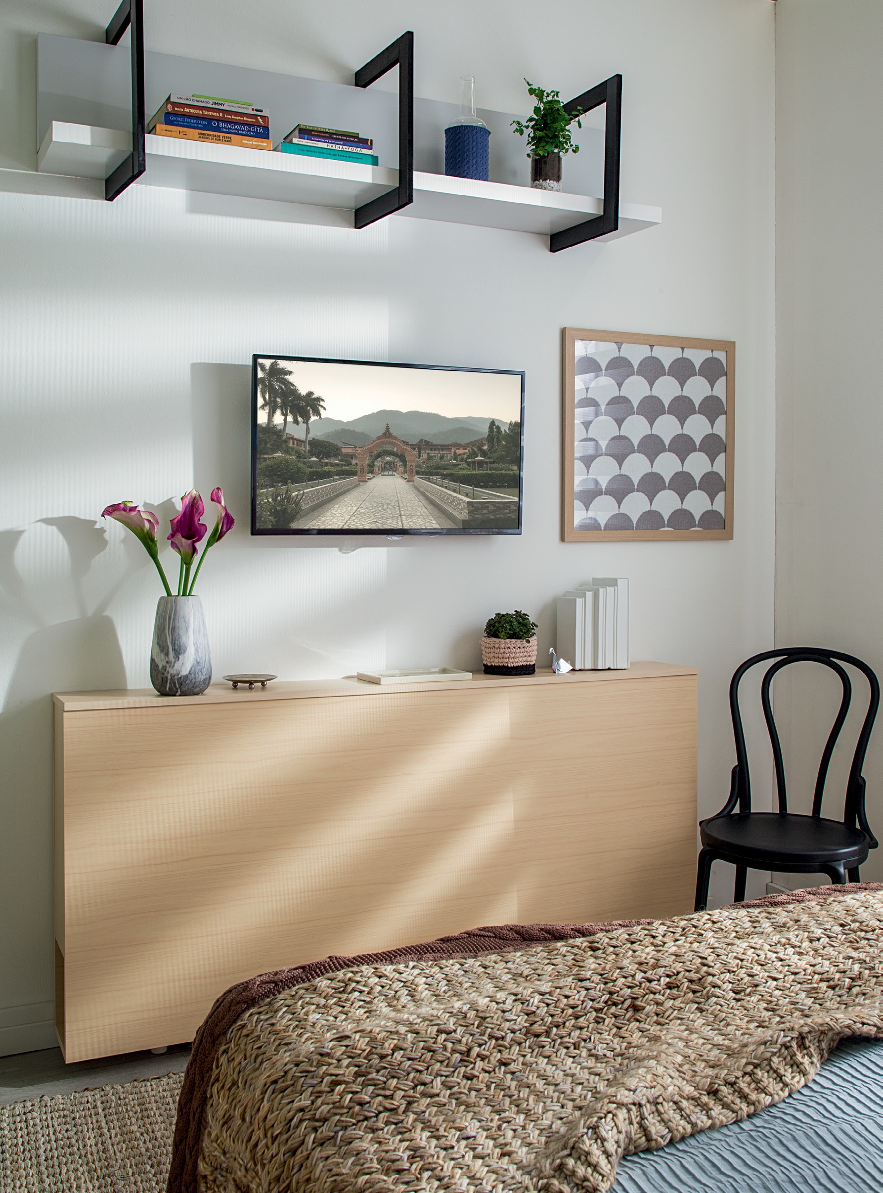 56-quarto-de-casal-com-lambris-no-teto-tem-espaco-para-tudo