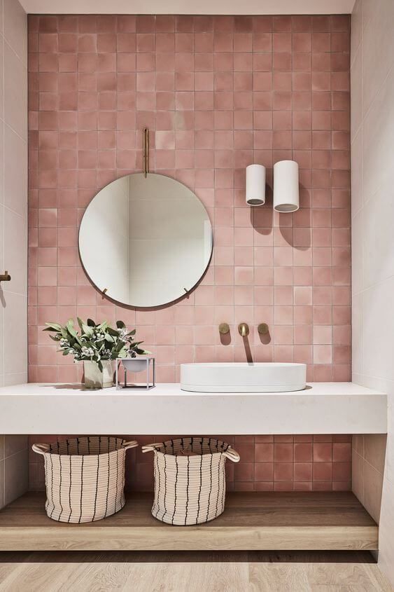 Banheiro com ladrilhos rosa