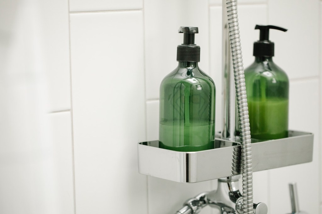 Frascos de sabonete e shampoo verdes 