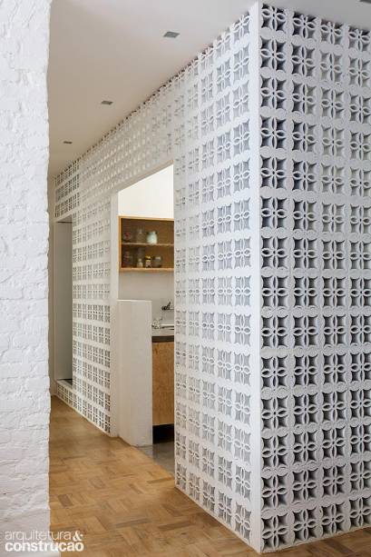 O arquiteto Alan Chu delimitou cozinha e lavabo por meio de paredes erguidas com 420 cobogós (Cerâmica Martins) nesta reforma em São Paulo. Pintados de branco e com argamassa nas junções a fim de conter os ferros que sustentam as fiadas, as peças formam um charmoso conjunto, responsável pela atmosfera delicada e feminina do apartamento.