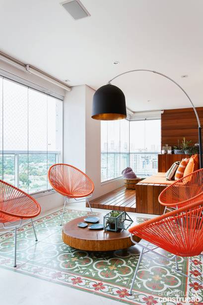O desafio estava posto: transformar uma varanda de 20 m² que os moradores mal conseguiam utilizar em um ponto de convívio aconchegante. Para tanto, era preciso esconder o inconveniente aparelho de ar condicionado e reinventar o ambiente a partir dos elementos já incorporados pelos clientes. “A proposta era criar uma sala de estar para receber os amigos sem perder a essência de local aberto e relaxante”, diz a arquiteta Andrea Lucchesi, do Mestisso, autor do projeto. O mobiliário foi escolhido para harmonizar com os tons do piso de ladrilho hidráulico que já havia sido colocado pelos clientes.