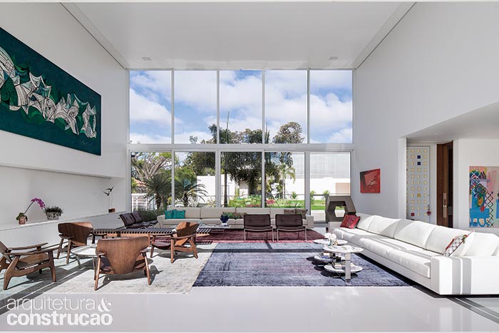 Com pé-direito alto, esta sala nasceu das proporções generosas estabelecidas pelo arquiteto Carlos Bratke, e dá o tom grandioso do living. Com esquadrias nas duas faces, o espaço desfruta de ventilação cruzada e luz natural. Nada que danifique objetos e móveis, como a tela de Roberto Burle Marx (1909-1994)